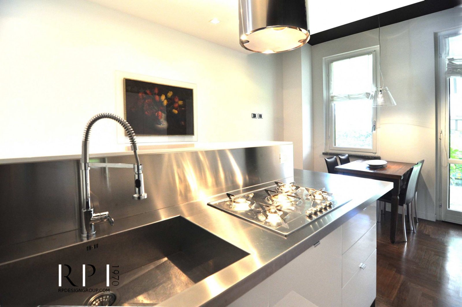Cucina con penisola acciaio e contrasti testa di moro — rp ...