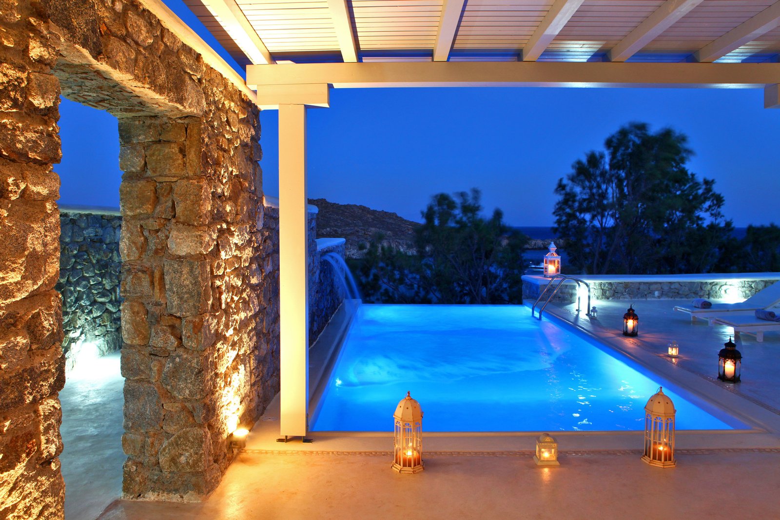 Illuminazione per la casa. il progetto luce esterni e la piscina ... Illuminazione casa esterno